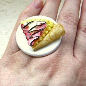 Strawberry Whipped Cream Crepe Ring